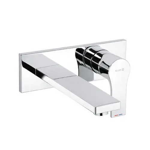 Klassischer Wandarmatur von Kludi mit flachem Auslauf und einem Bedienelement zur Regulierung von Wasserfluss und Temperatur. Oberfläche in glänzendem Chrom-Finish.
